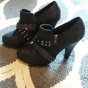 Women's size 7 high heel boot